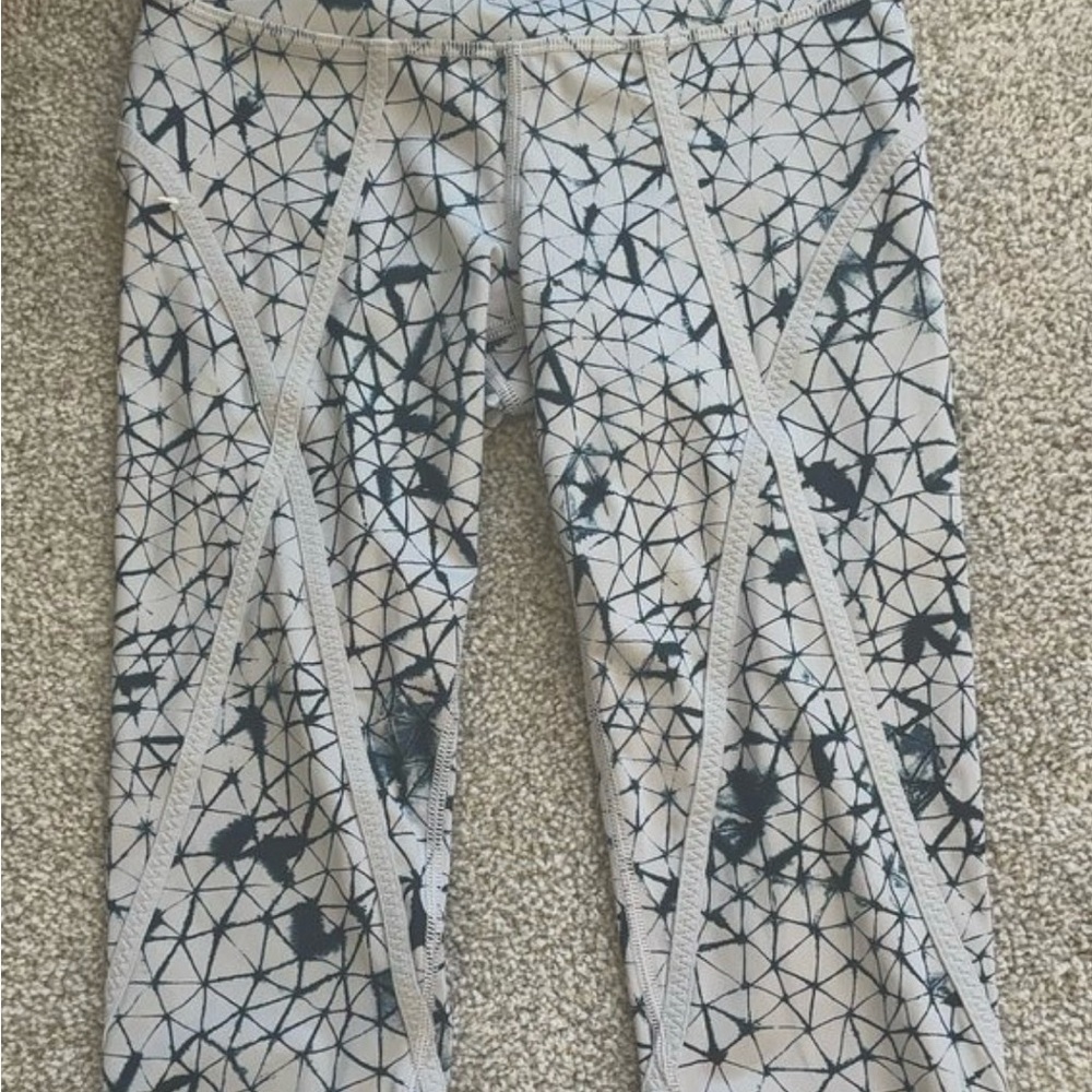 Lululemon Athletica Geometric Patterned Leggings in Black and Gray Size 4
